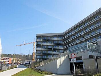 Das Helmut-G.-Walther-Klinikum, rechts der Altbau, links angeschnitten der Neubau.  Foto: Popp
