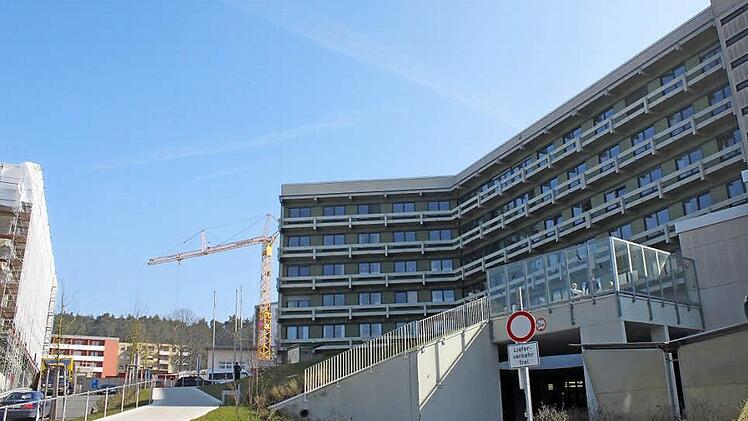 Das Helmut-G.-Walther-Klinikum, rechts der Altbau, links angeschnitten der Neubau.  Foto: Popp