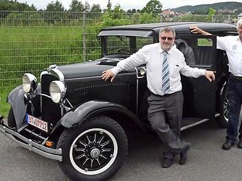 Dieser Dogde aus dem Jahr 1929 wird einer der Blickfänge sein, die der Oldtimerclub Kronach am Sonntag, 12. Juni, auf dem Schützenplatz in Kronach präsentieren wird. Besitzer Arthur Schwab (links) und der Vorsitzende des Oldtimerclubs Kronach, Gerhard Moser (rechts), freuen sich auf den Besuch vieler Oldtimerfans.  Foto: K.- H. Hofmann