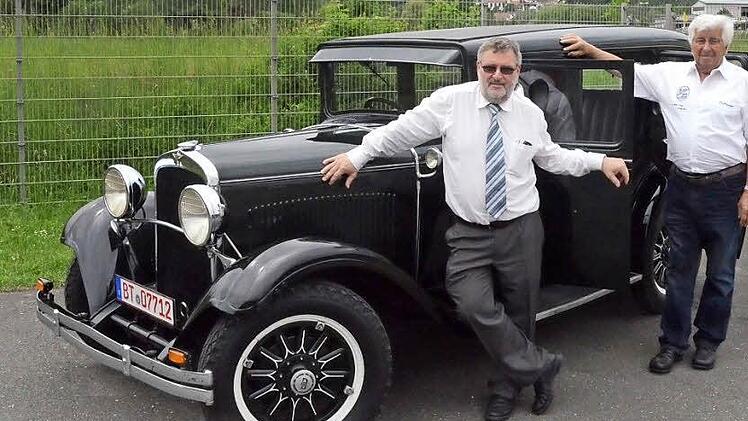 Dieser Dogde aus dem Jahr 1929 wird einer der Blickfänge sein, die der Oldtimerclub Kronach am Sonntag, 12. Juni, auf dem Schützenplatz in Kronach präsentieren wird. Besitzer Arthur Schwab (links) und der Vorsitzende des Oldtimerclubs Kronach, Gerhard Moser (rechts), freuen sich auf den Besuch vieler Oldtimerfans.  Foto: K.- H. Hofmann