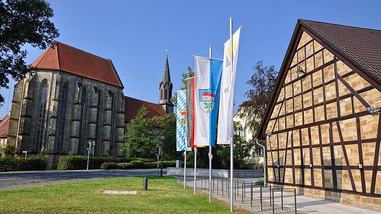Blick von der Domäne auf die imposante Pfarrkirche.