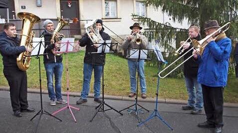 Die Uetzinger Blechbläser trugen unter der Leitung von Johann Schimmel (rechts) mit weihnachtlichen Weisen zum Gelingen der Feier bei.