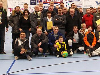 Die Teilnehmer des Turniers beim abschließenden Gruppenbild des 16. Weihnachts-Volleyballturniers von "Integration durch Sport". Foto: Thomas Dill