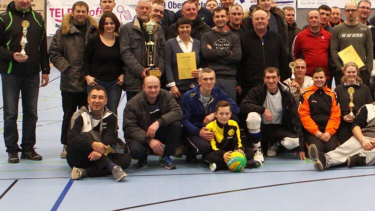 Die Teilnehmer des Turniers beim abschließenden Gruppenbild des 16. Weihnachts-Volleyballturniers von "Integration durch Sport". Foto: Thomas Dill