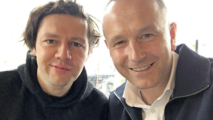 Adidas-Pressesprecher Oliver Brüggen (rechts) mit Christian Friedel (Hauptdarsteller Adi Dassler)  Foto: Adidas
