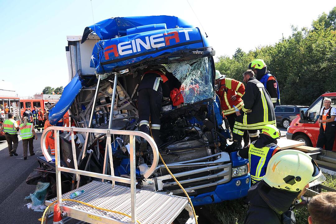 Lkw-Unfall bei Schweinfurt: Es geht um Leben und Tod - und die Rettungsgasse bleibt dicht