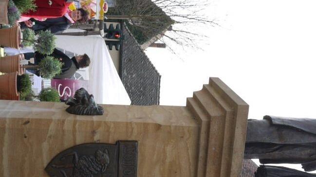 Direkt am schönen Dorfplatz findet der Markt wieder statt.