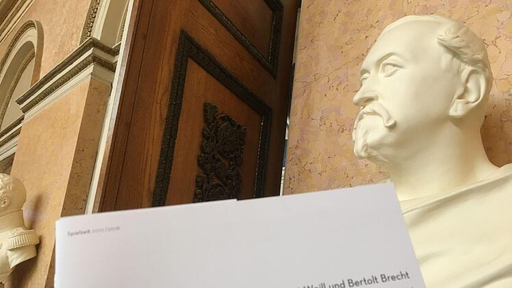 Mit ausdauerndem Applaus feierte das Publikum im Landestheater Coburg die Premiere der Oper "Aufstieg und Fall der Stadt Mahagonny". Foto: Jochen Berger