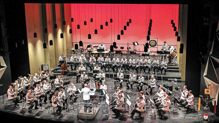 Das Orchester des Heeresmusikkorps Veitshöchheim bietet ein breites Repertoire, neben traditionellen Militärmärschen, klassischen Ouvertüren, Big Band Arrangements, Welthits, Filmmusik und aktuelle Songs.  Foto: pr