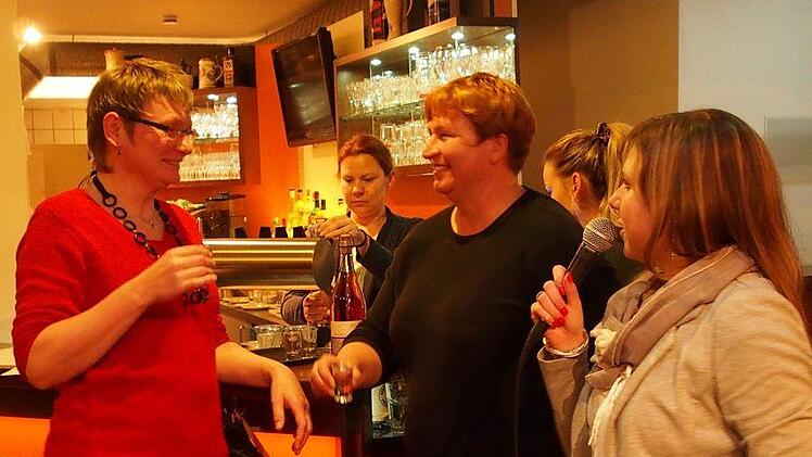 Claudia Belzer (von rechts) und Bea Wirth mit Ursel vom Team "Habibo"Daniela Lunz