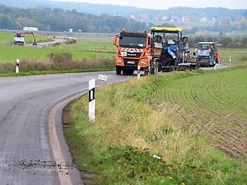 Die Asphaltierungsarbeiten auf der Staatsstraße zwischen Gremsdorf und Buch wurden gestern abgeschlossen. Die Straße sollte seit heute wieder offen sein.  Foto: Andreas Dorsch