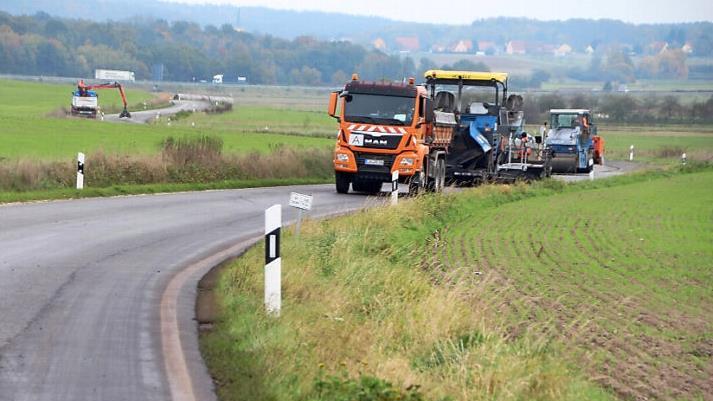 Die Asphaltierungsarbeiten auf der Staatsstraße zwischen Gremsdorf und Buch wurden gestern abgeschlossen. Die Straße sollte seit heute wieder offen sein.  Foto: Andreas Dorsch