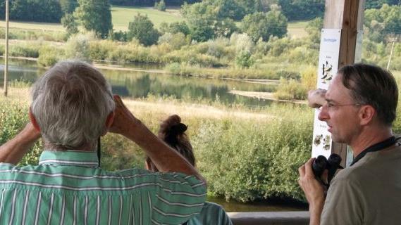 Waldwasserläufer, Silberreiher, Rostgänse und zwei Störche waren auf dem Aussichtsturm gut zu beobachten mittels technischem Equipment. Rechts ist Jan Ebert vom Landesbund für Vogelschutz, der zusammen mit Walter Näher und Bernd Flieger die Exkursion leitete. Foto: Mario Deller