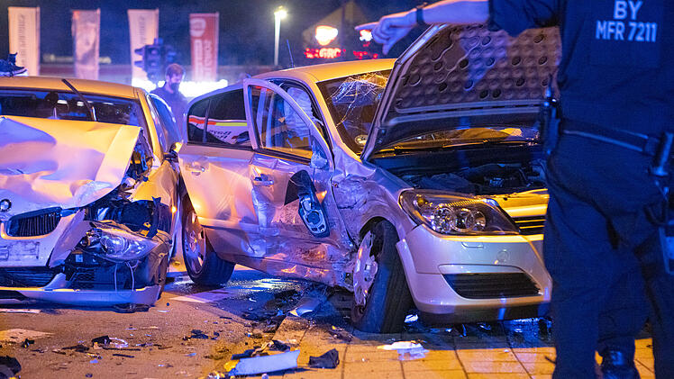 Zwei Personen nach Verkehrsunfall verletzt