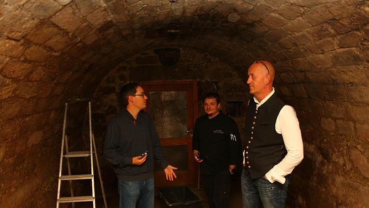 In dem Gewölbe soll ein Bierkeller entstehen. Was geplant ist, das besprechen (von links) Sebastian Türk von Mainleus Invest sowie die Pächter der Weinbrücke, Jürg Felbermeier und Jörg Höpfner. Foto: Jürgen Gärtner