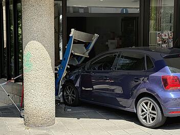 Seniorin (84) rast in Nürnberger Bürogebäude - und erfasst einen Passanten