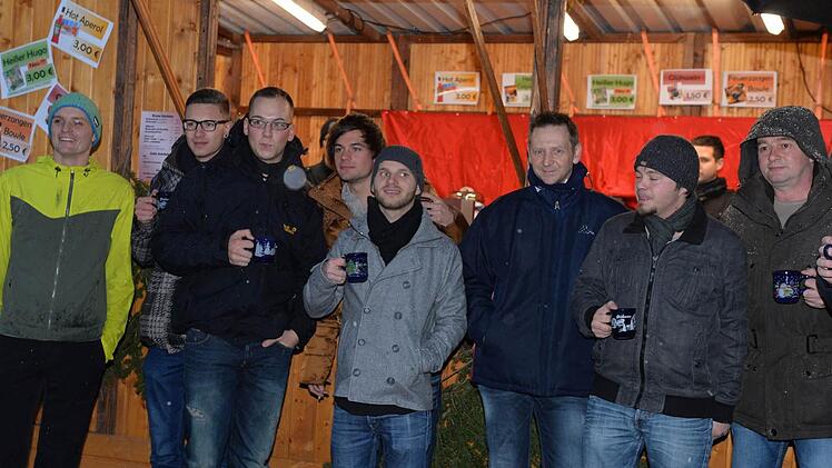 Etwas Warmes braucht der Mensch: Gruppe vor dem Stand der Feuerwehr Zeil.