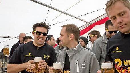 Noch ziemlich gelassen: Domnik Kelm, Trainer Jan Gorr und Howard Martinsen.