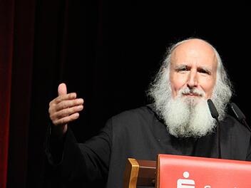 Pater Anselm Grün beim Vortrag im Kongresshaus. Foto: Simone Bastian