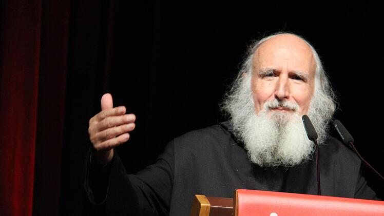 Pater Anselm Grün beim Vortrag im Kongresshaus. Foto: Simone Bastian