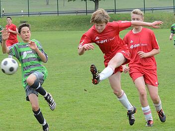 Alles probiert: die Wollbacher Andreas Wolfenstetter und Tim Ehrenberg (rechts) bei einer Offensivaktion im Spiel gegen Großbardorf.  Foto: ssp