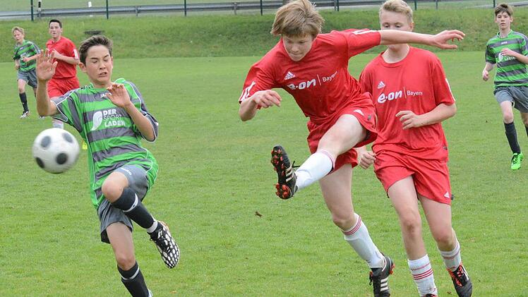 Alles probiert: die Wollbacher Andreas Wolfenstetter und Tim Ehrenberg (rechts) bei einer Offensivaktion im Spiel gegen Großbardorf.  Foto: ssp