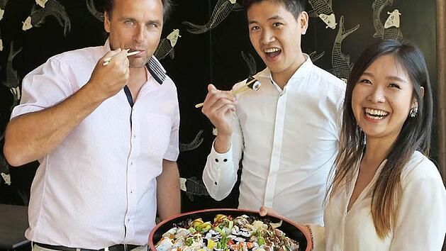 Dem Land des L&auml;chelns gibt Gesch&auml;ftsf&uuml;hrerin Nici Huang ein strahlendes Gesicht, w&auml;hrend Sushi -Meister Hung Banh f&uuml;r die kulinarischen K&ouml;stlichkeiten verantwortlich ist, die sich Andreas Kunst schmecken l&auml;sst. Er hat das Hiro Sakao nach Forchheim gebracht.  Fotos: Barbara Herbst