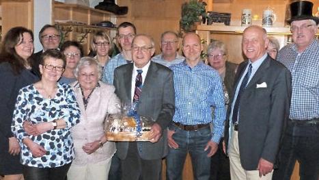 Mit seiner Familie, Verwandten, Freunden und Stammgästen feierte Alfred Hereth seinen 70. Geburtstag. Foto: Werner Reißaus