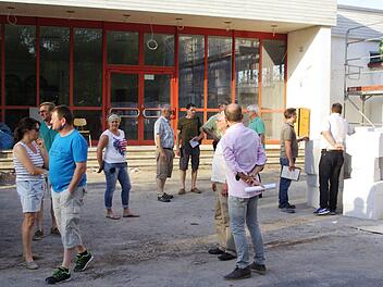 Der Gemeinderat diskutierte bei einer Ortsbegehung über die Gestaltung des Pausenhofs der Grund- und Mittelschule.  Foto: Winfried Ehling