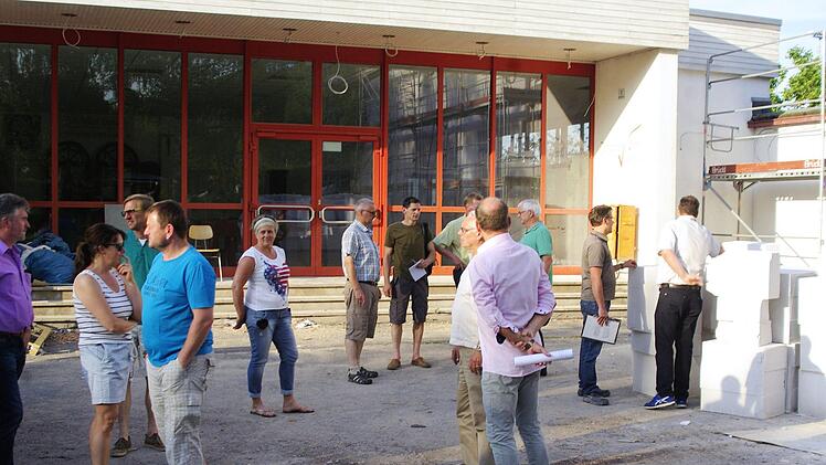 Der Gemeinderat diskutierte bei einer Ortsbegehung über die Gestaltung des Pausenhofs der Grund- und Mittelschule.  Foto: Winfried Ehling