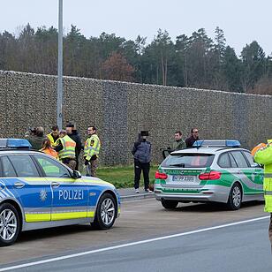 Auf der A6 im Kreis Ansbach sind sechs Flüchtlinge in einem Lkw entdeckt worden. Die Männer hatten möglicherweise mehrere Tage kein Essen oder Trinken.