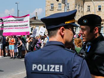 "Unsere Solidarität gegen Ihren Polizeistaat", so war es auf einem Transparent zu lesen, als Demonstranten in Bamberg ihrem Unmut über das Polizeiaufgabengesetz Luft machten. Foto: Matthias Hoch/Archiv