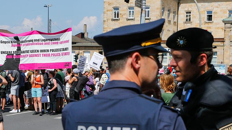 "Unsere Solidarität gegen Ihren Polizeistaat", so war es auf einem Transparent zu lesen, als Demonstranten in Bamberg ihrem Unmut über das Polizeiaufgabengesetz Luft machten. Foto: Matthias Hoch/Archiv