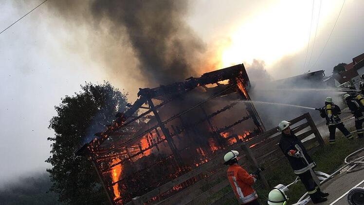 Beim Brand in Höfles. Foto: Feuerwehr Kronach/Gerwin Lieb