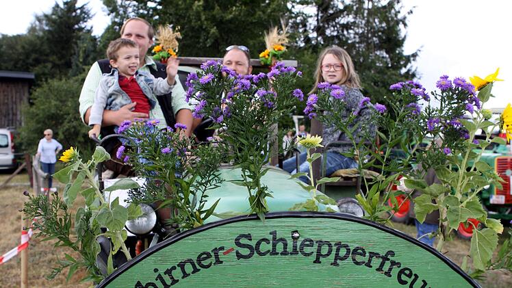 Die gastgebenden Schlepperfreunde führten mit einem geschmückten Traktor die Rundfahrt an.Michael Wunder