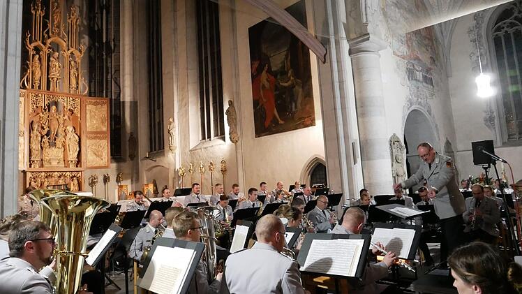 Das Heeresmusikkorps Veitshöchheim spielte in seiner großen sinfonischen Besetzung in der Münnerstädter Stadtpfarrkirche und sorgte für ein begeistertes Publikum. Foto: Heike Beudert