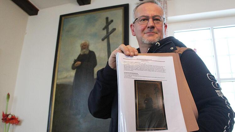 Ein Bild, das alles erklärt: Restaurator Stefan Löffler zeigt das dunkle Damals, während hinter ihm das Heute erstrahlt. Foto: Markus Häggberg