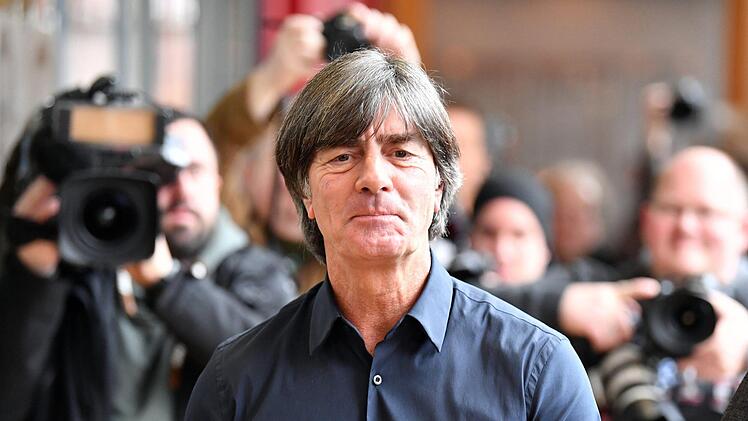 Joachim Löw am Freitagmittag in Frankfurt. Foto: Carmen Jaspersen/dpa
