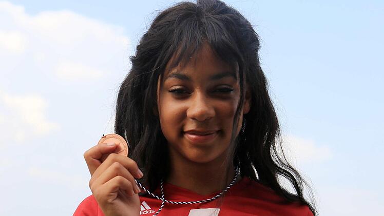 Über 110 Meter Hürden holte Naomi Krebs von der LG Bamberg bei der deutschen Leichtathletikmeisterschaft in Ulm die Bronzemedaillen bei der weiblichen U18. Sportfoto Kiefner