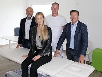 Horst G&auml;ck, Jule Schuster, Standortleiter Michael Knop und Karsten Fischkal in einem der neuen Behandlungsr&auml;ume Foto: Benedikt Herzig