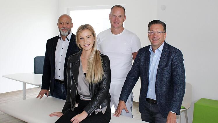 Horst G&auml;ck, Jule Schuster, Standortleiter Michael Knop und Karsten Fischkal in einem der neuen Behandlungsr&auml;ume Foto: Benedikt Herzig