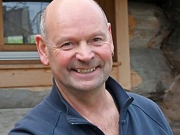 Saunameister Roland Müller mit einem der kompostierbaren Trinkbecher, die ab sofort in der Obermain-Therme eingesetzt werden.  Foto: pr