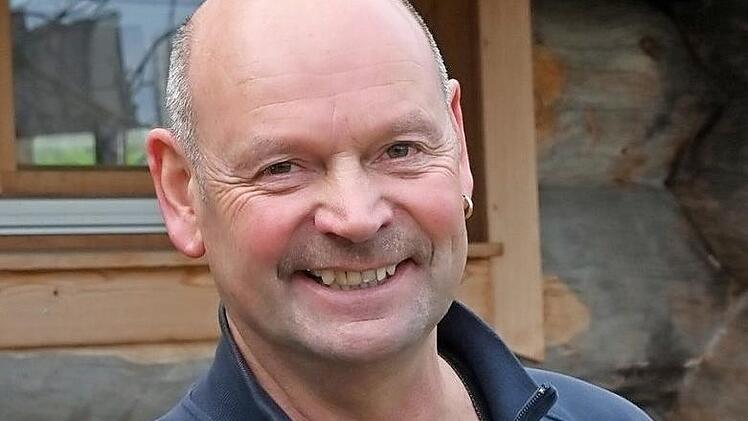 Saunameister Roland Müller mit einem der kompostierbaren Trinkbecher, die ab sofort in der Obermain-Therme eingesetzt werden.  Foto: pr