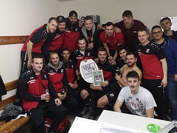Eine kleine Feier gab es nach der Ehrung durch den Vereinsvorsitzenden noch in der Kabine des FC Baiersdorf. Unser Bild zeigt die Mannschaft um Preisträger Florian Dorsch. Foto: FC Baiersdorf