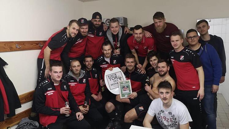 Eine kleine Feier gab es nach der Ehrung durch den Vereinsvorsitzenden noch in der Kabine des FC Baiersdorf. Unser Bild zeigt die Mannschaft um Preisträger Florian Dorsch. Foto: FC Baiersdorf