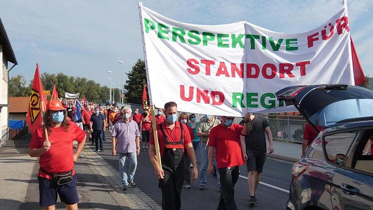 Der Protestzug kommt über die Mainbrücke.