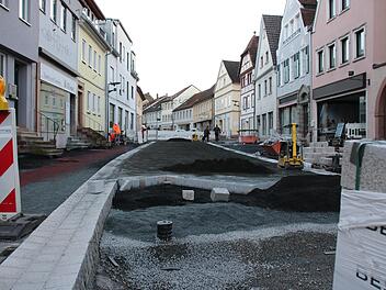 In der Bahnhofstraße wird zwar noch gearbeitet, aber die Pflasterer sind bereits in Winterpause.