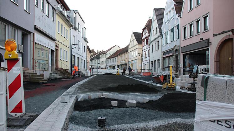 In der Bahnhofstraße wird zwar noch gearbeitet, aber die Pflasterer sind bereits in Winterpause.