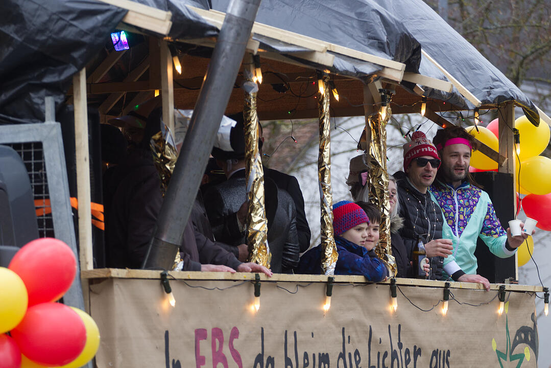 Bunter Zug durch die Straßen mit Finale am Marktplatz