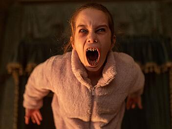 Dieses M&auml;dchen entf&uuml;hren zu wollen, ist eine schlechte Idee: Alisha Weir verk&ouml;rpert im Horrorfilm "Abigail" die Titelfigur.